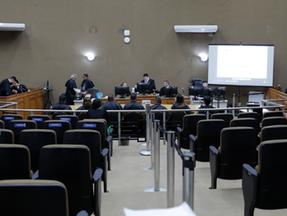 Foto mostra o 1º Salão do Júri com a presença dos magistrados, os servidores da Vara, os jurados, a acusação e a defesa do caso Cúrio