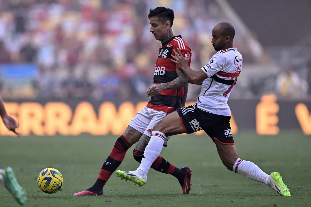 Lucas Moura em disputa de bola com Erick Pulgar.