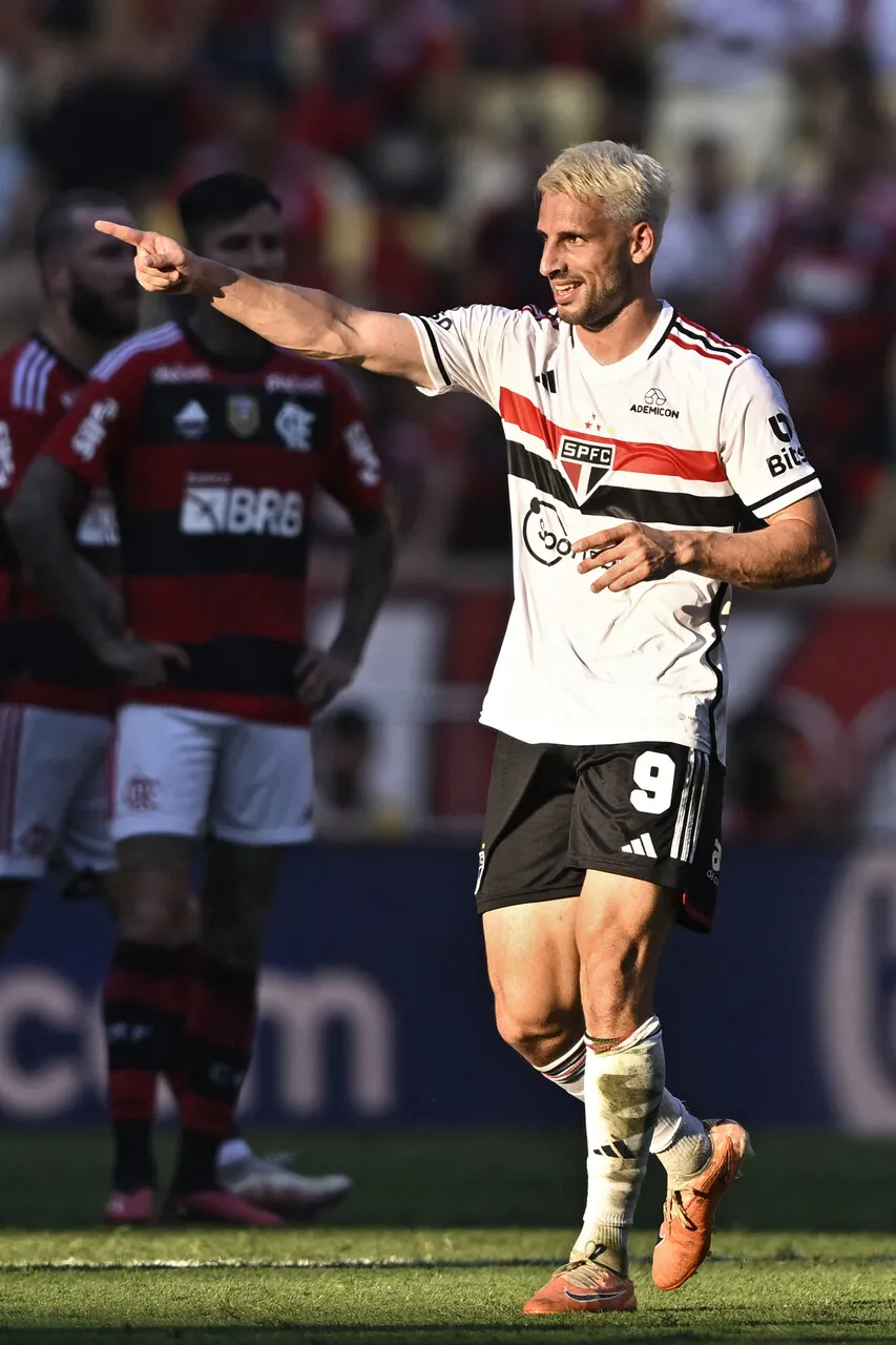 Calleri comemora o gol marcado.