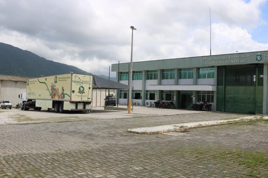 foto da fachada da Penitenciária Francisco Hélio Viana de Araújo