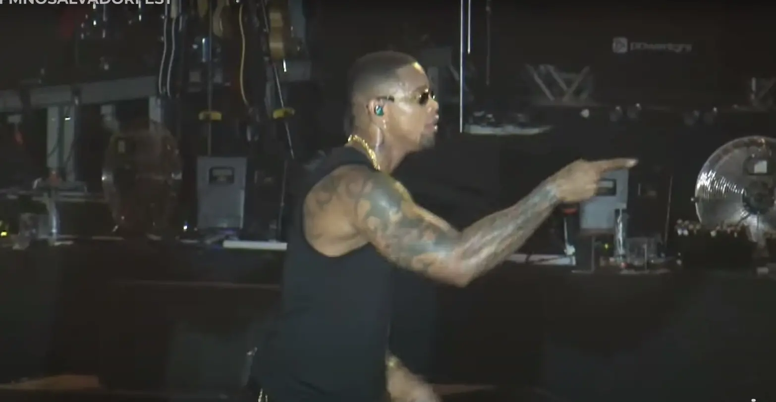 Cantor se estressou em palco de evento