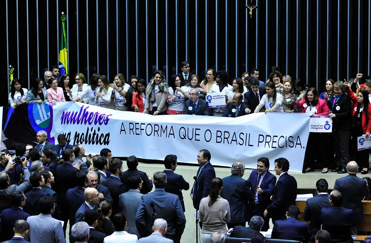Protesto de deputadas na Câmara, em 2015, durante discussão de uma das frequentes reformas eleitorais no País