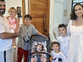 foto de juliano cazarré, letícia cazarré e os cinco filhos, incluindo filha que atualmente está na UTI