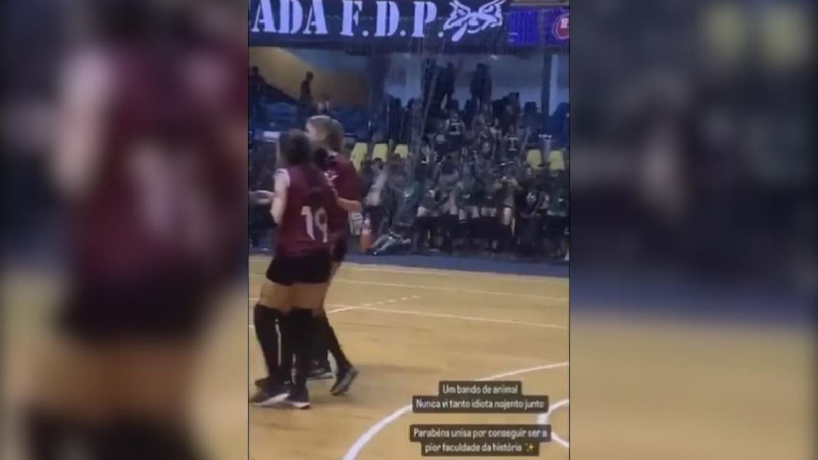 estudantes do curso de medicina da Universidade Santo Amaro (Unisa) ficaram pelados e simularam masturbação durante um jogo de vôlei feminino