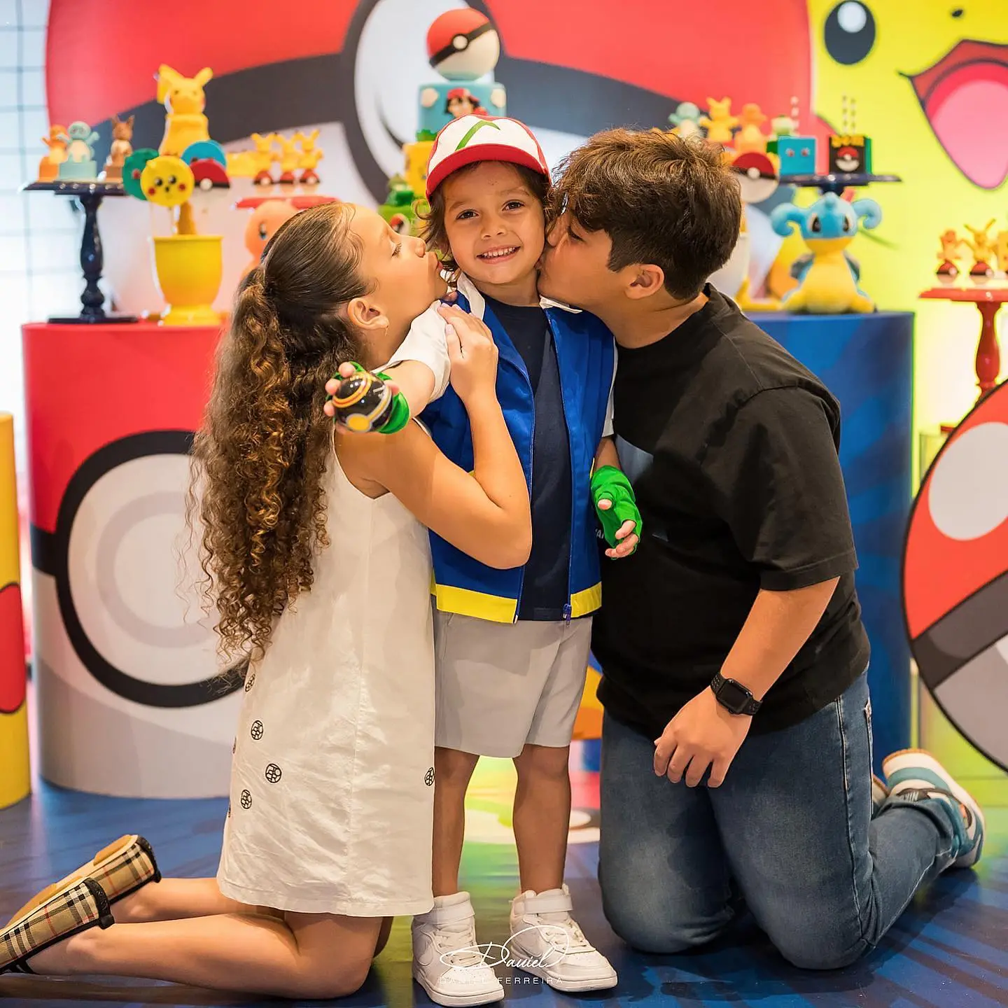 Dom ao lado dos irmãos Ysis e Yhudy