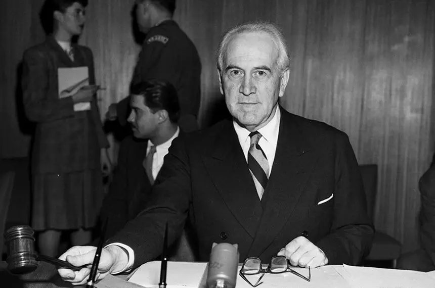 Imagem em preto e branco de Oswaldo Aranha