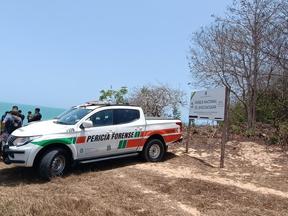 carro da perícia forense na praia da malhada, em jericoacoara, onde um corpo masculino foi encontrado