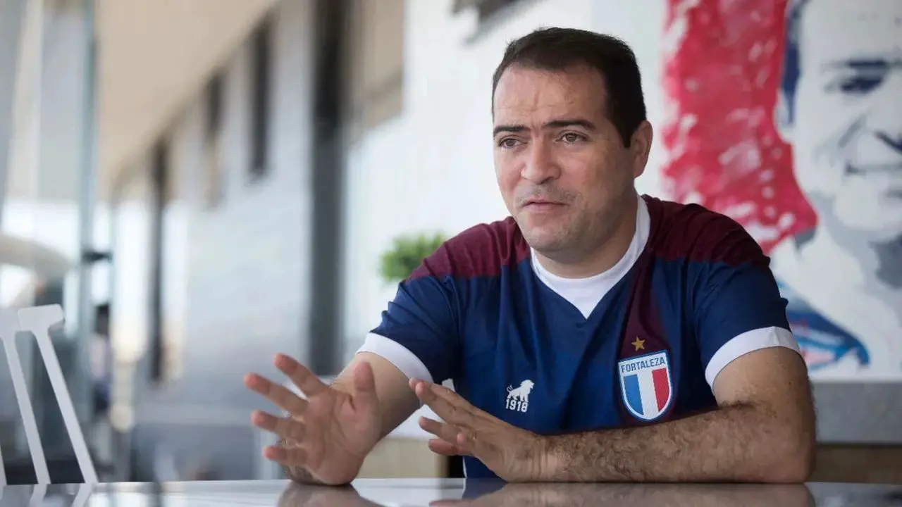 Marcelo Paz sorri durante entrevista