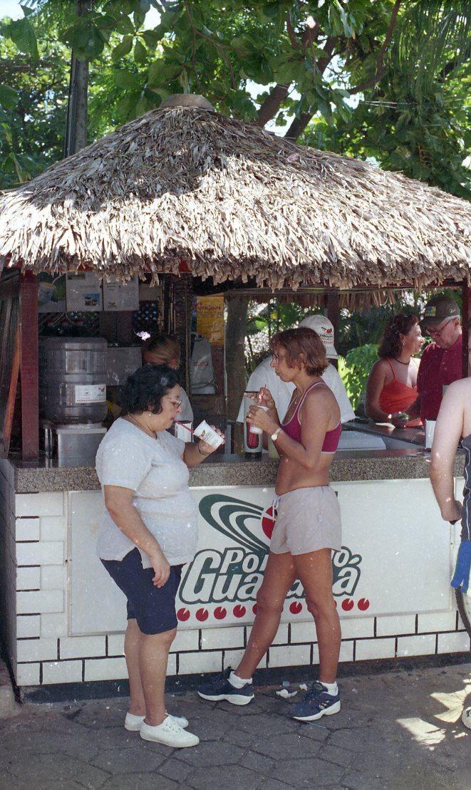 Em 1999, clientes saboreiam o pó de guaraná no calçadão da Beira-Mar