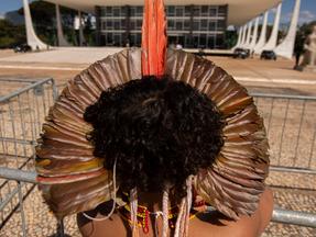 Indígena de costas, observa a fachada do Supremo Tribunal Federal. STF retoma julgamento do marco temporal na demarcação de terras indígenas, em 20 de setembro de 2023