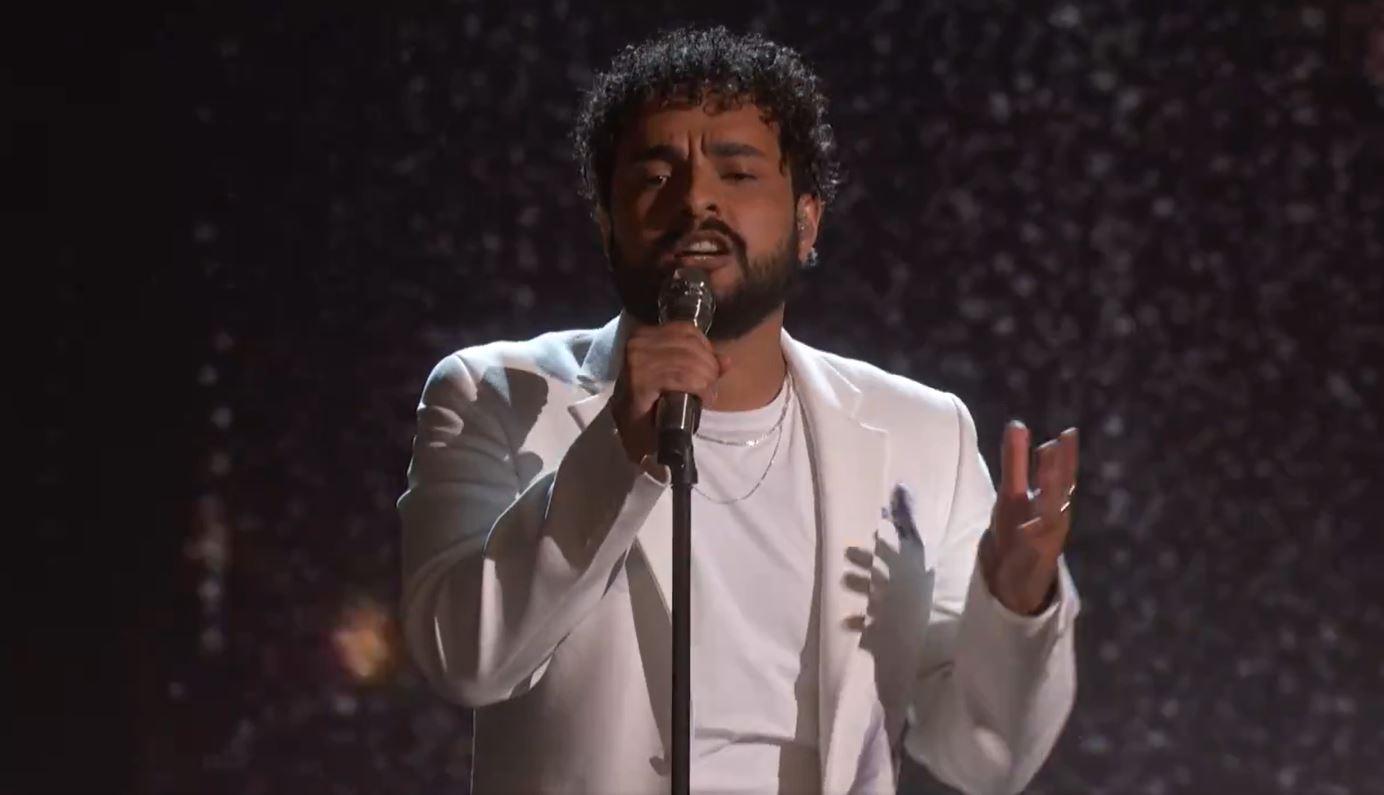 gabriel henrique veste roupa branca e canta durante o programa americas got talent