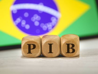 Letras formando PIB com bandeira do Brasil ao fundo