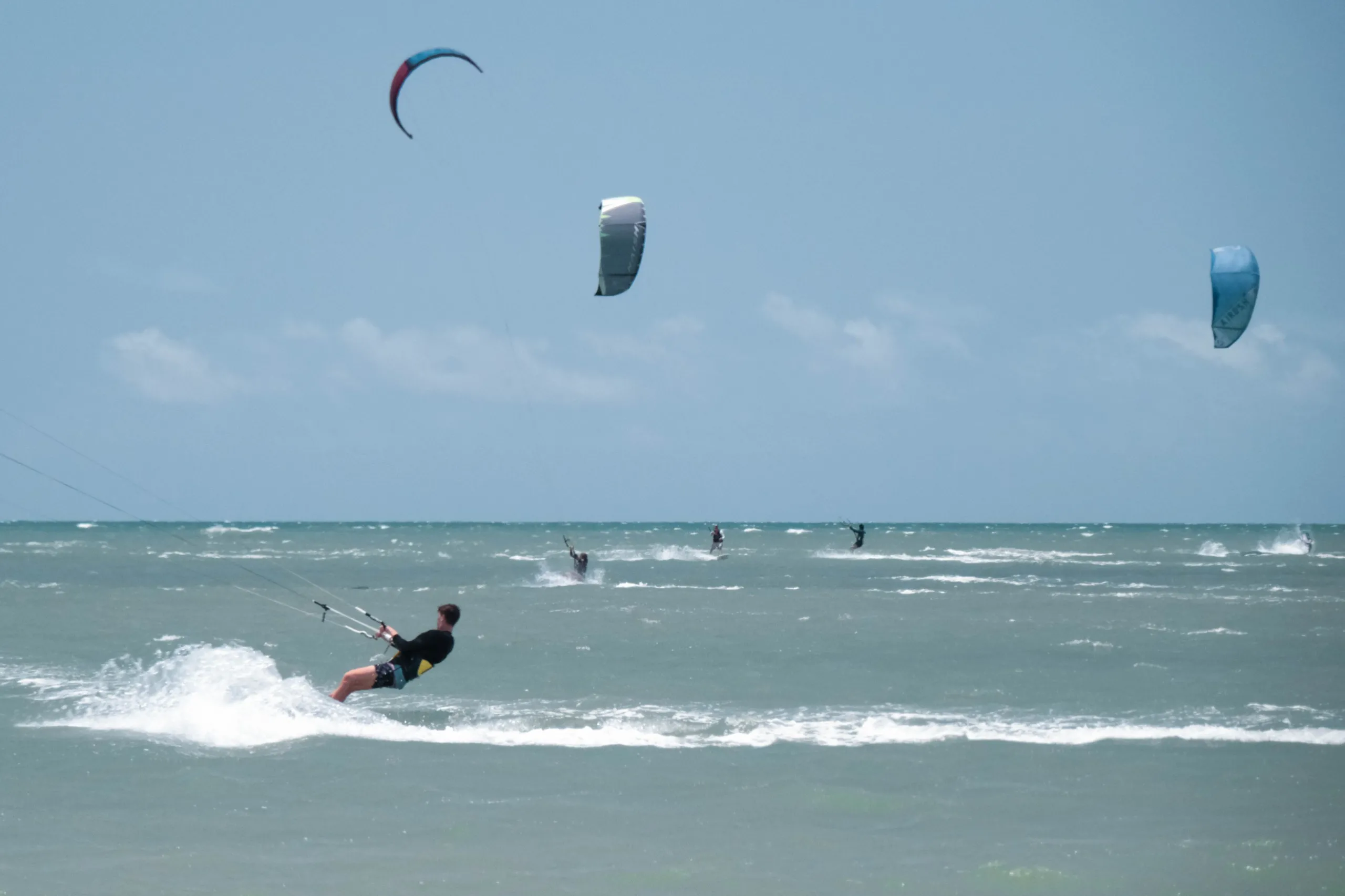 A Praia do Cumbuco é uma das regiões mais procuradas pelos praticantes de kitesurf e sofreu intensa transformação a partir do esporte ao longo das últimas duas décadas
