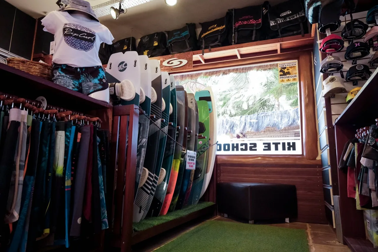 Loja de artigos de kitesurf que fica dentro do espaço Duro Beach, que é restaurante, pousada e kite center