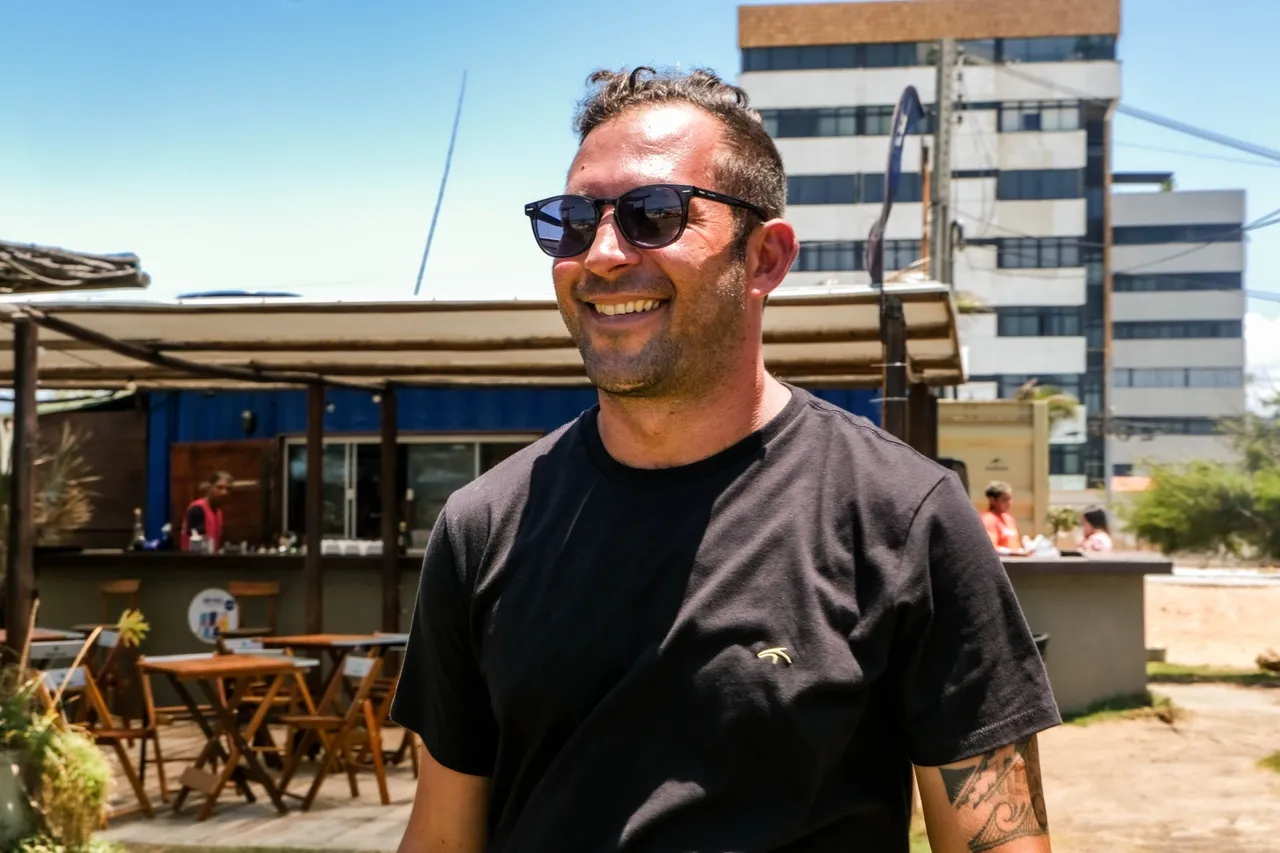 Thiago Martins é proprietário da P5 Kite House, empreendimento de kite que congrega escola de kite, loja, guarderia e restaurante