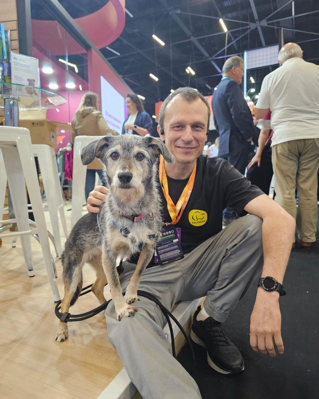 Dr Pet com a cachorra estopinha, que morreu