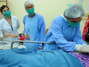 Foto de enfermeiros durante procedimento