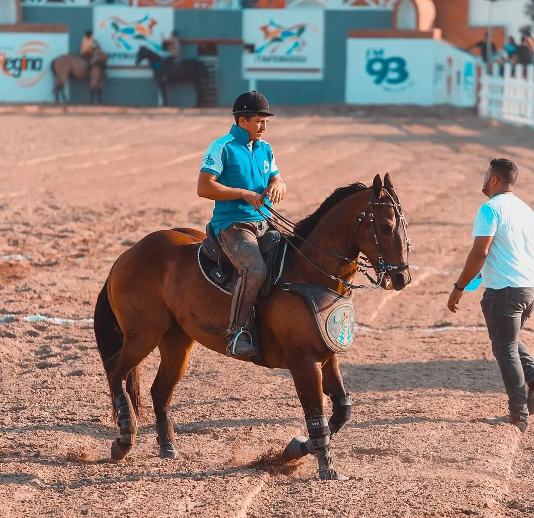 Foto de vaqueiro andando de cavalo na Vaquejada de Itapebussu