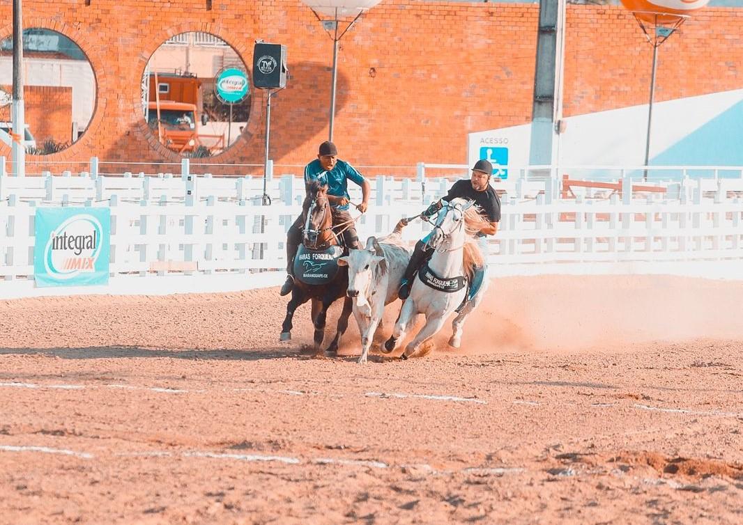 vaqueiros competindo na Vaquejada de Itapebussu