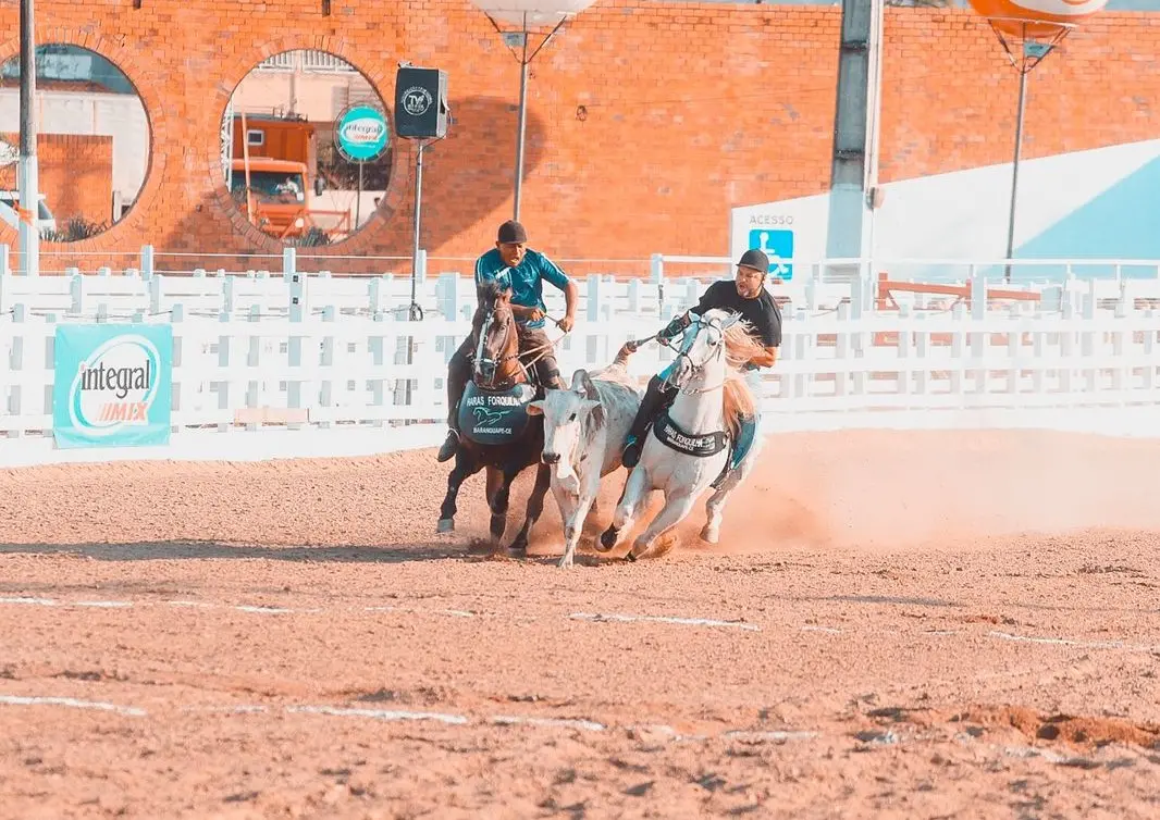 vaqueiros competindo na Vaquejada de Itapebussu