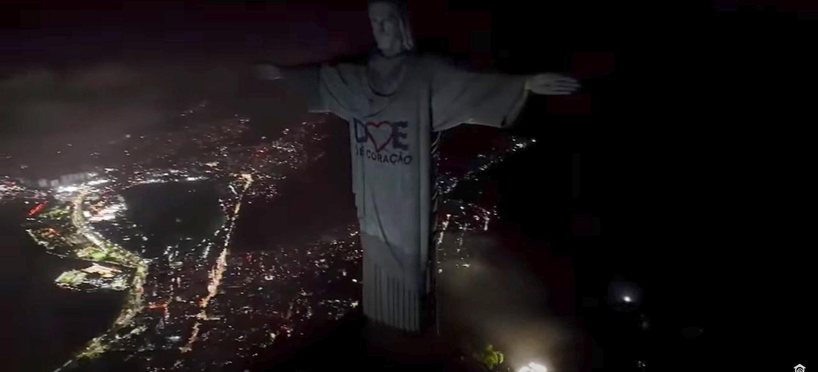 Cristo Redentor veste camisa Doe de Coração