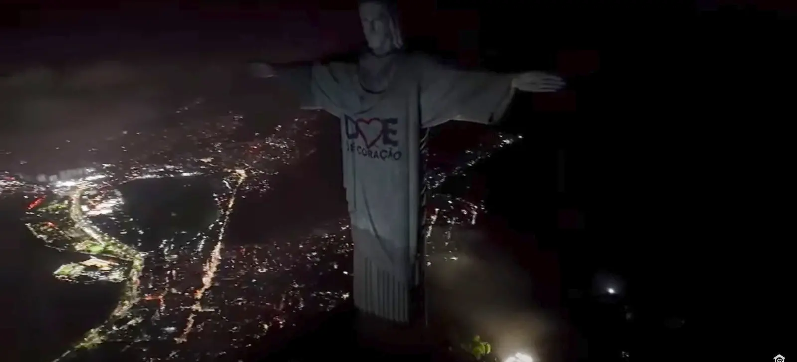 Cristo Redentor veste camisa Doe de Coração