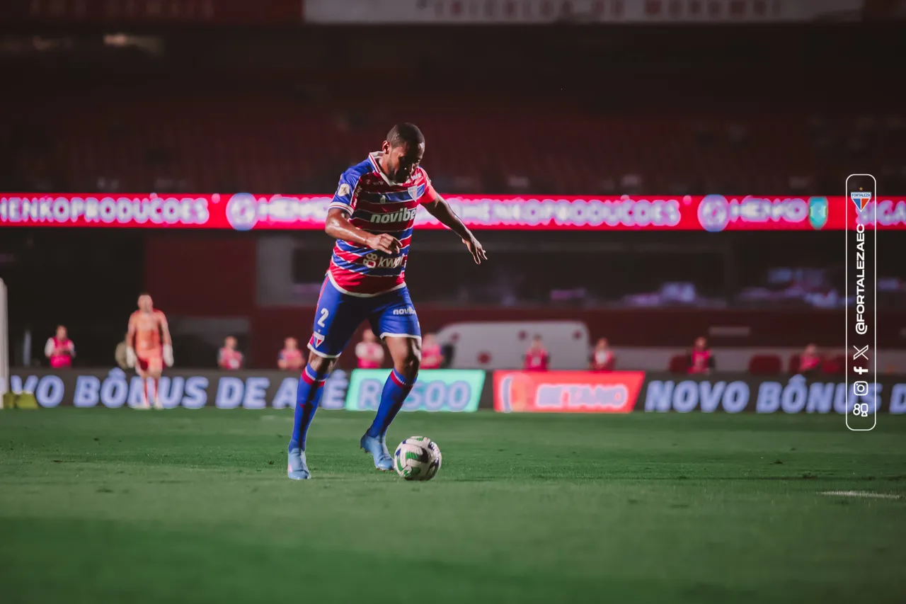 Lateral Tinga em ação durante o duelo.