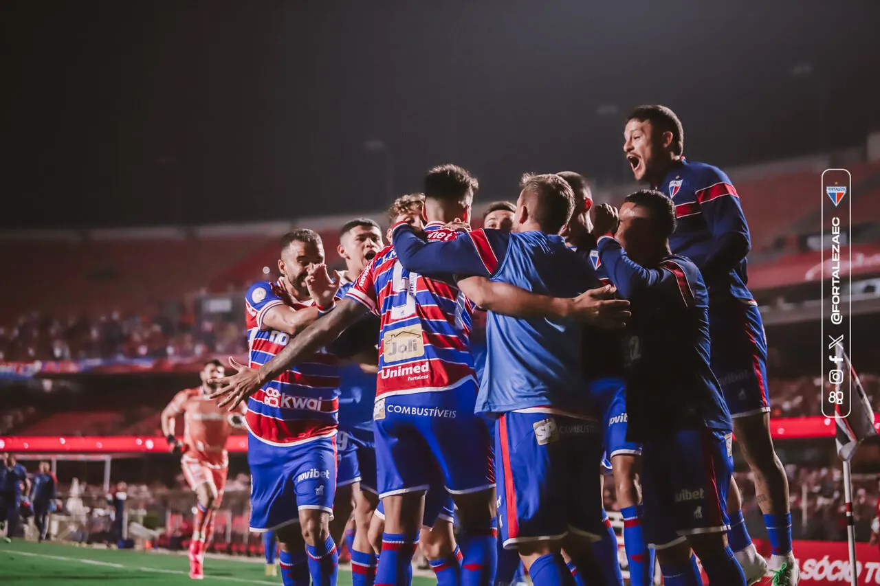 Elenco tricolor comemora gol de Lucero.