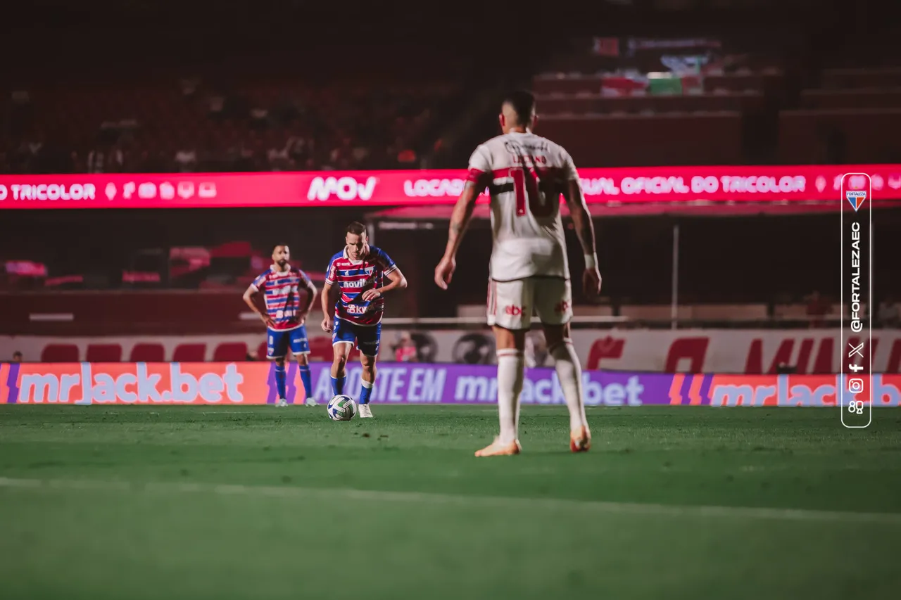 Pochettino acertou a trave de Jandrei, em cobrança de falta.
