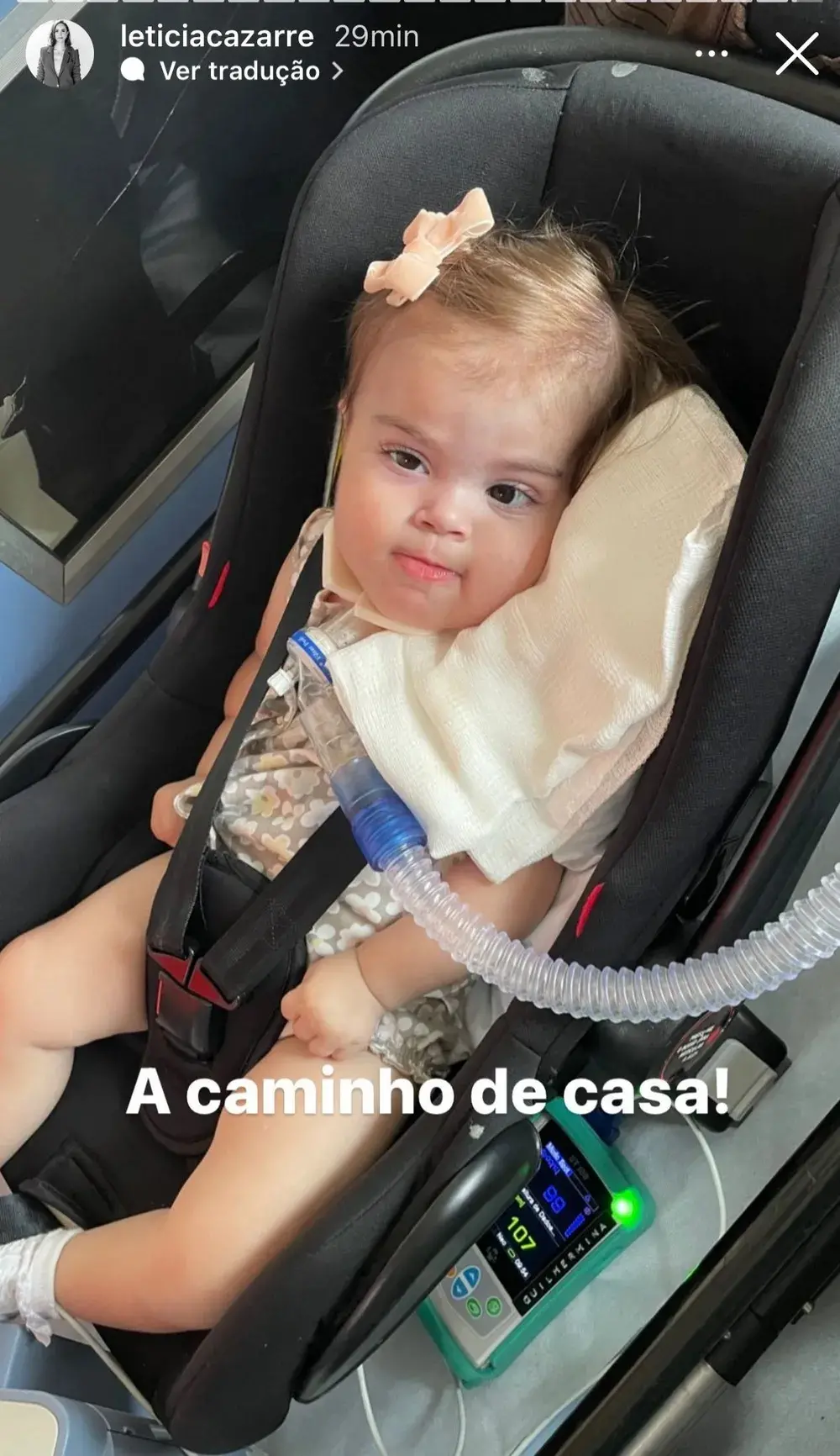 Imagem da Filha de Juliano Cazarré, Maria Guilhermina, indo pra casa após ter alta hospitalar