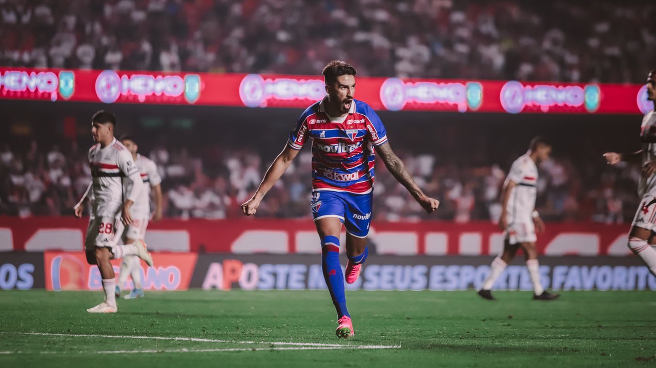 Lucero comemora gol pelo Fortaleza