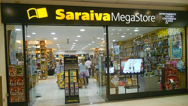 Foto da fechada de uma loja da livraria Saraiva