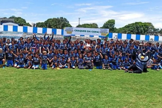 Projeto social da equipe atende cerca de 1200 crianças.