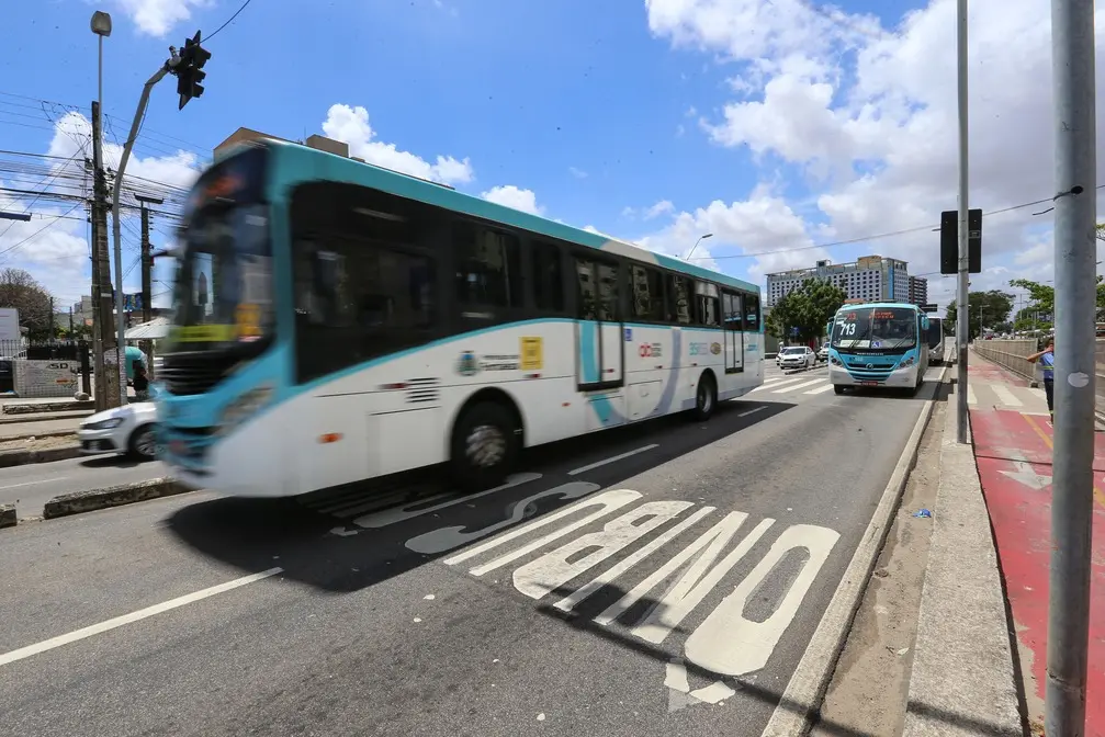 Ônibus no trânsito de Fortaleza