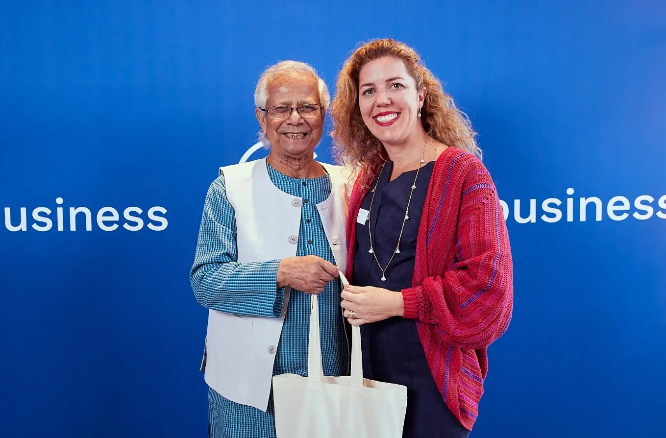 Muhammad Yunus, agraciado com o Nobel da Paz em 2006, será um dos oradores de destaque no evento. Na foto, ele está com a presidente da Somos Um, Ticiana Rolim