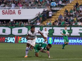 Saulo Mineiro em disputa de bola em empates do Ceará com a Chapecoense