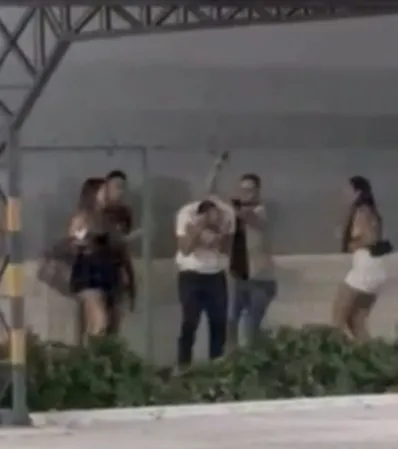 Homem de camisa branca levou socos e coronhadaS
