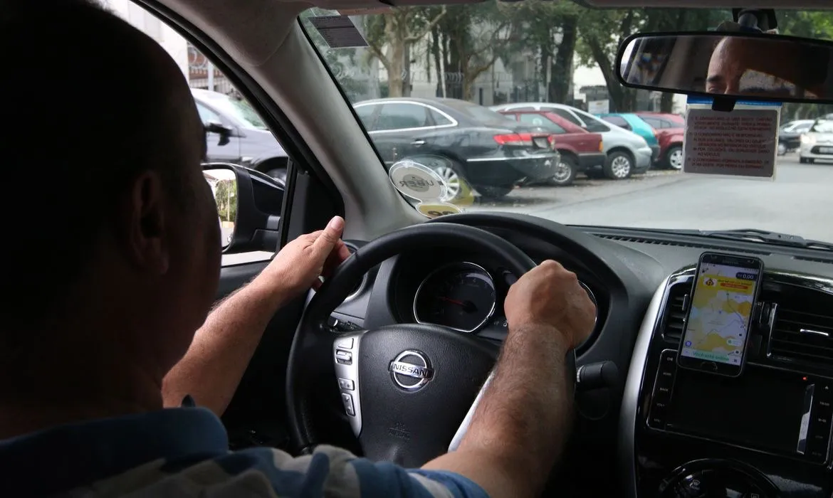 Motoristas de aplicativo também passariam a ser regulamentados