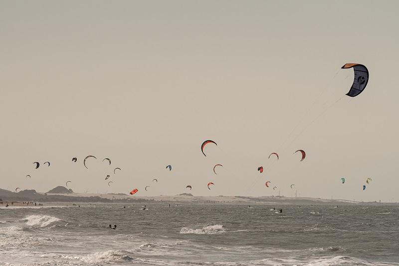 Imagem mostra kitesurfistas