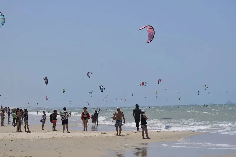 Imagem mostra kitesurfistas
