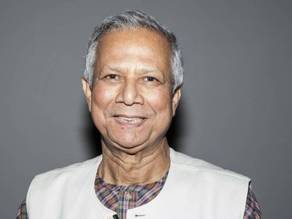 Foto de Muhammad Yunus, fundador do Grameen Bank, instituição criada para conceder crédito as pessoas de baixa renda, especialmente as mulheres