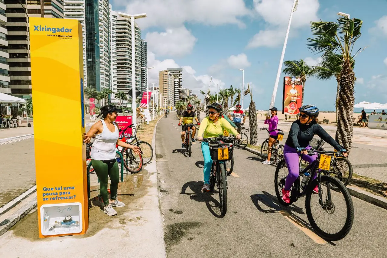 ciclovia na beira-mar de fortaleza e, ao lado esquerdo, tótem amarelo com o nome xiringador