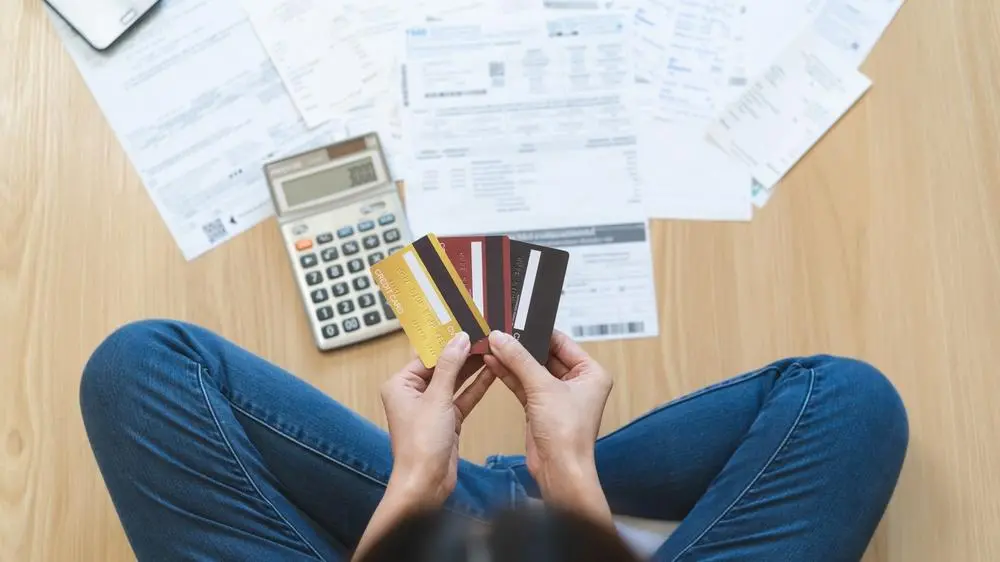 Foto que contém cartões de crédito