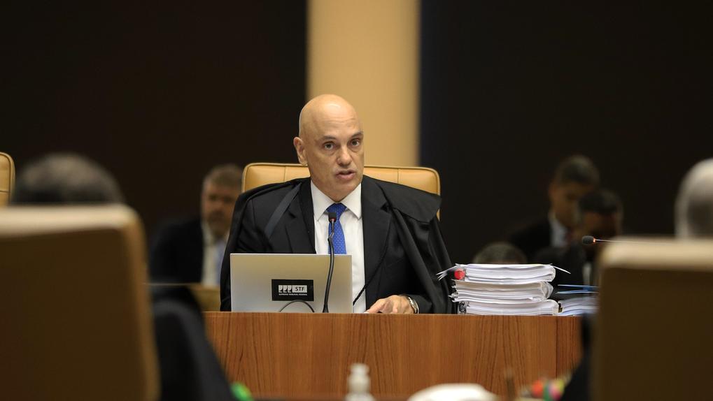 Alexandre de Moraes em sessão extraordinária do STF. Moraes vota para condenar mais cinco réus pelo 8 de janeiro e inicia julgamento virtual no STF