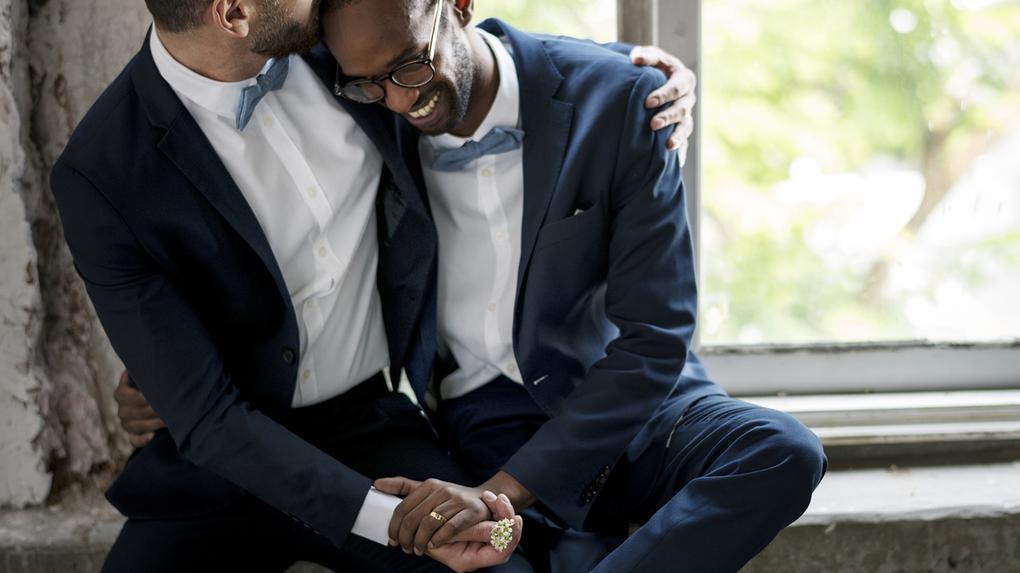 Casal homossexual de homens usando smoking azul-marinho durante próprio casamento. Câmara dos Deputados promove audiência pública, em 26 de setembro de 2023, para debater projeto de lei que proíbe união homoafetiva