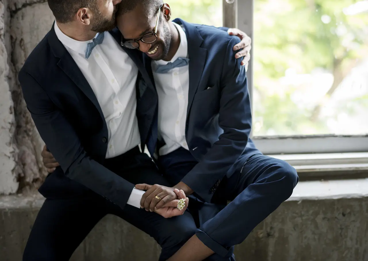 Casal homossexual de homens usando smoking azul-marinho durante próprio casamento. Câmara dos Deputados promove audiência pública, em 26 de setembro de 2023, para debater projeto de lei que proíbe união homoafetiva