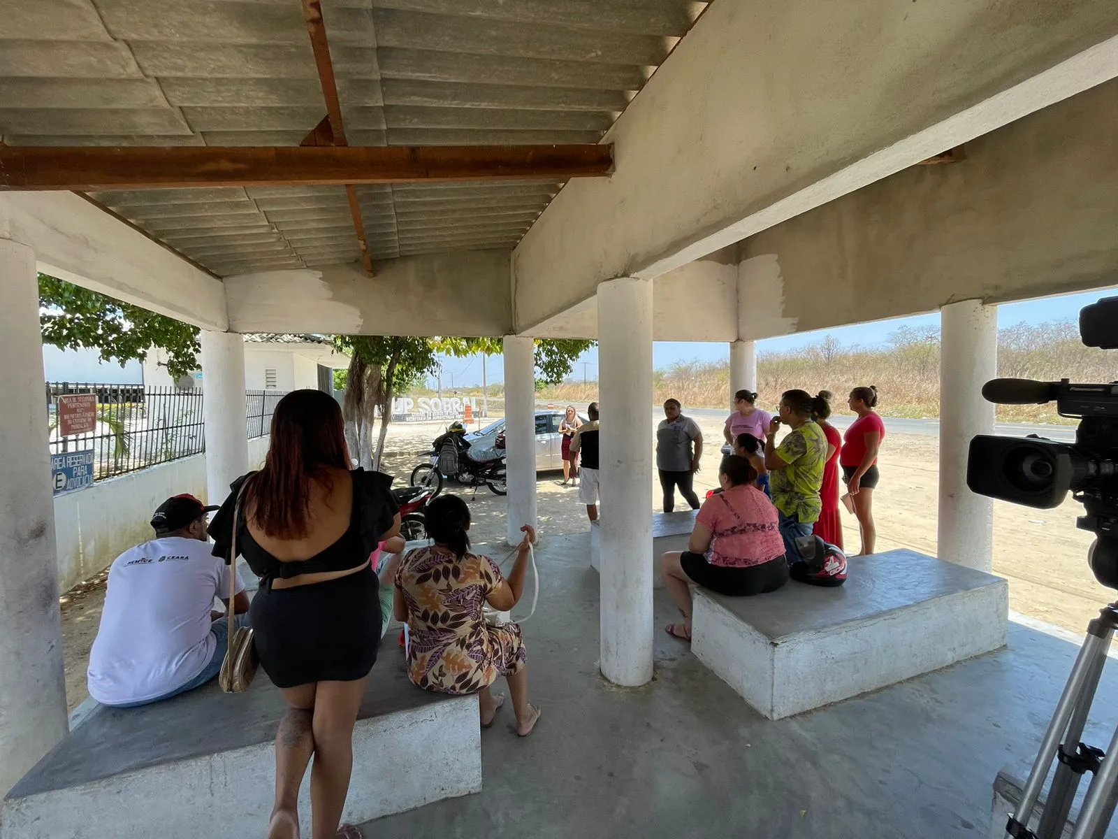 Familiares de presos foram à penitenciária colher informações após saberem pela imprensa do princípio de tumulto