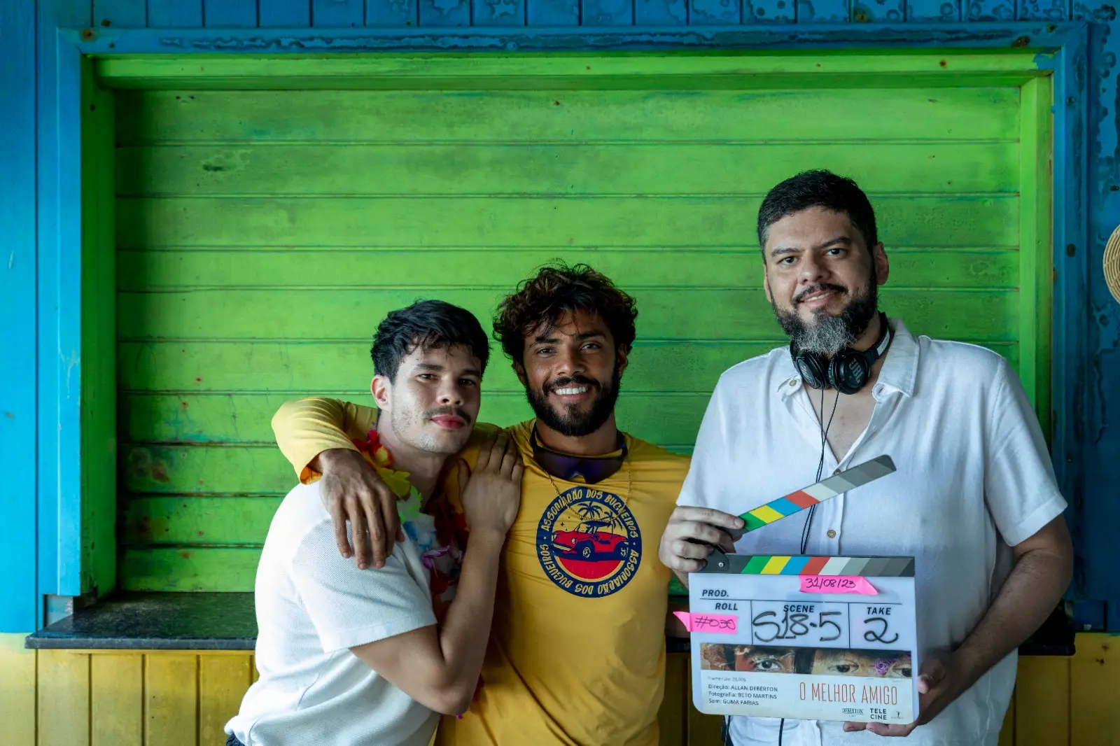 Atores Vinicius Teixeira e Gabriel Fuentes com o diretor Allan Deberton