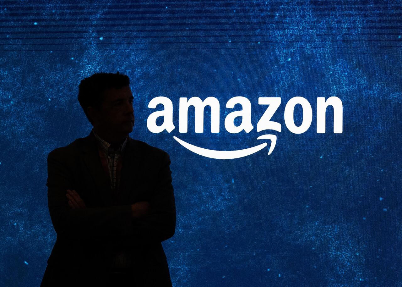 homem na frente da logo da amazon, que está sendo processada pelos EUA