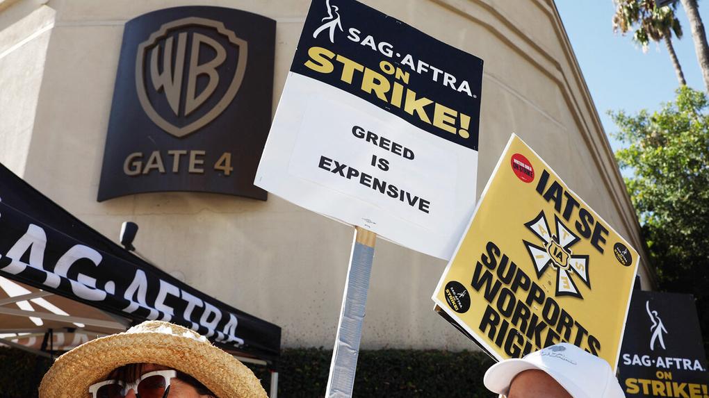 foto de pessoas protestando na greve dos roteiristas de Hollywood